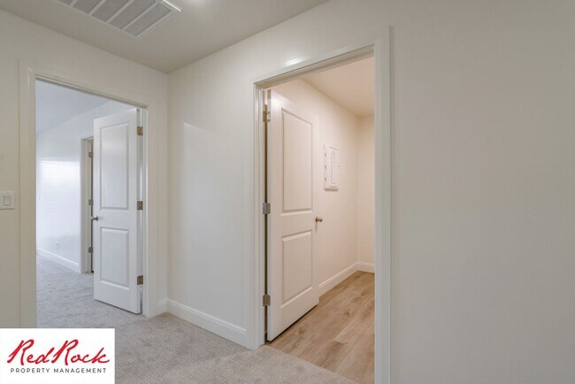 Building Photo - Stunning Spacious 3 Bedroom Unit