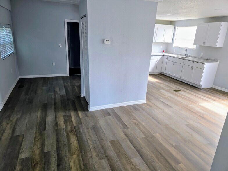 Building Photo - 1285 W 26th St