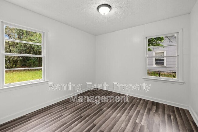Building Photo - 341 Chisholm St