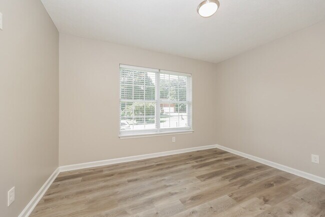 Building Photo - 200 Lake Forest Dr