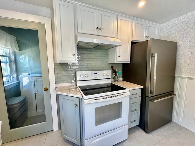 Building Photo - 15 Manor Dr