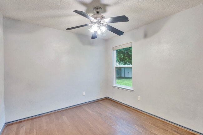 Building Photo - 9721 Holly Springs Dr