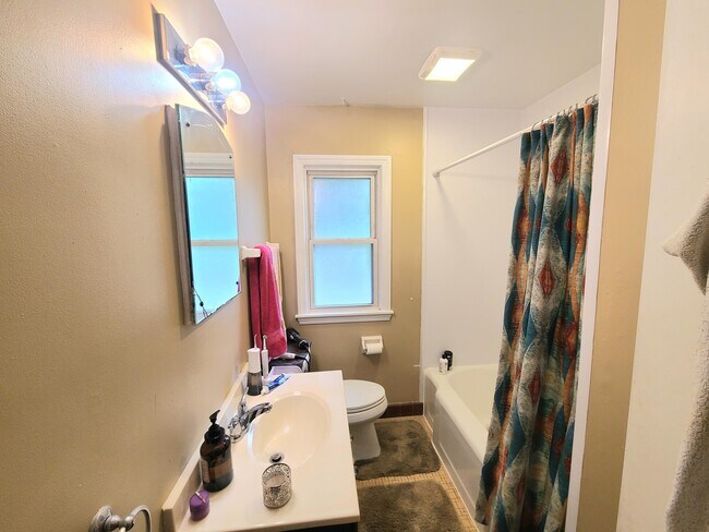 Building Photo - 8505 W Center St