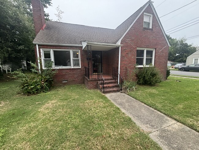 Building Photo - 915 Mapole Ave