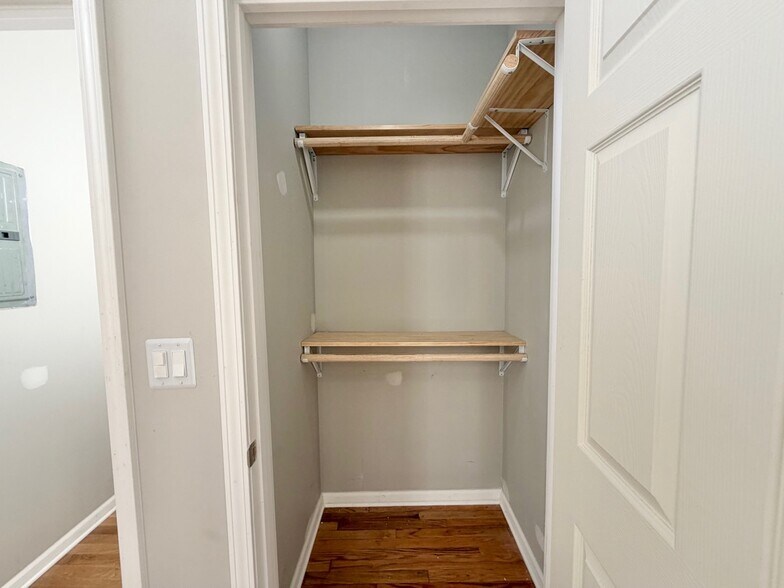 Building Photo - 1013 W 19th St