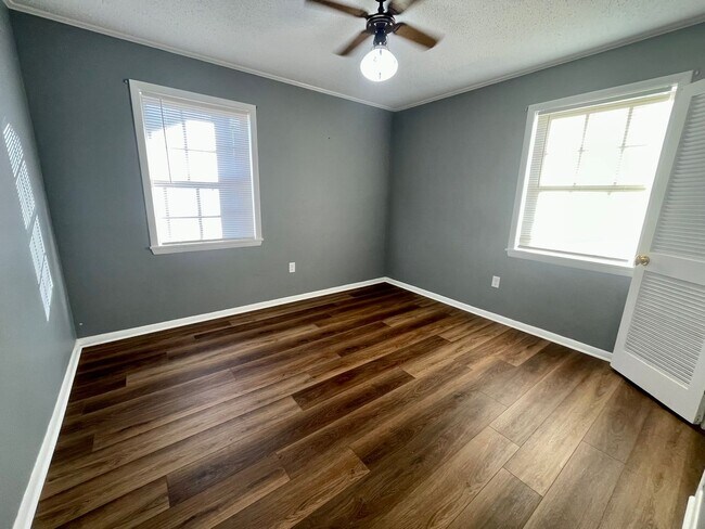 Building Photo - 3/2 on 5 Acres!