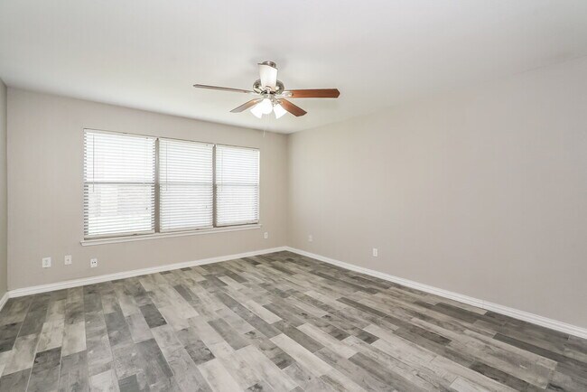 Building Photo - 5105 Raymond Dr