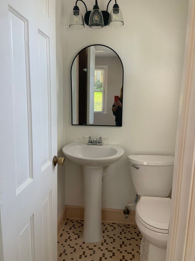 Building Photo - Kirkwood 2 BR convenient to shopping