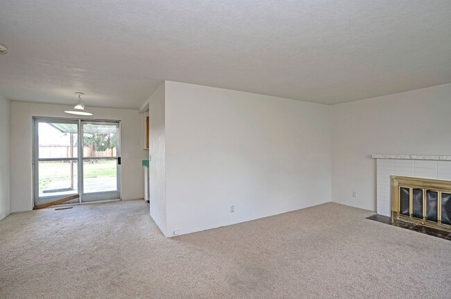 Building Photo - Spacious 4-Bedroom Home with Large Yard, Covered Patio & Garage in Lakewood