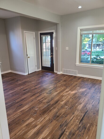 Building Photo - 3981 S Pine Ave