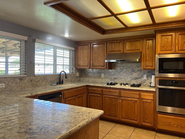 Building Photo - 4-Bedroom Home in Hesperia!