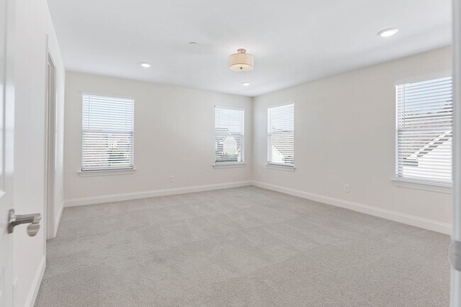 Building Photo - 797 Ravensdowne-