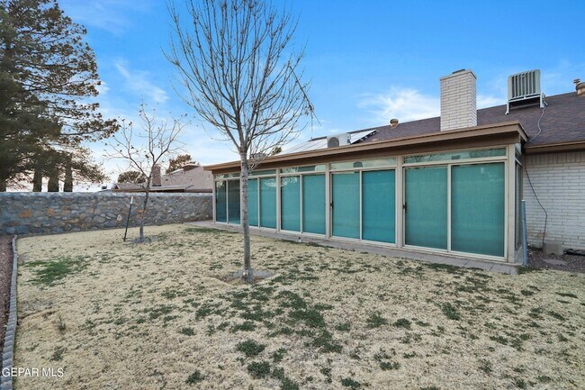 Building Photo - 832 Tepic Dr