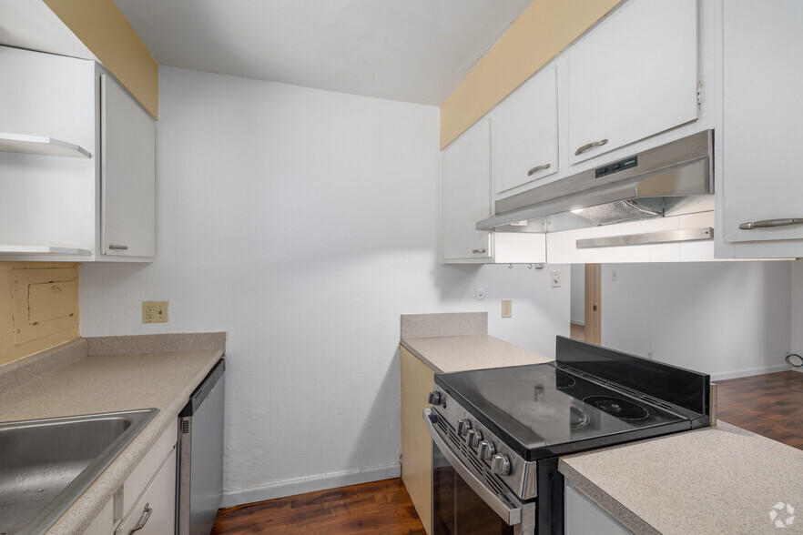 2BR, 1BA - 700SF - Marquam Terrace Apartments