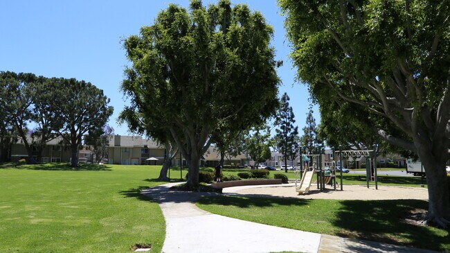 Building Photo - Spacious End-Unit 2 Bed, 2 Bath with Den For Lease in Irvine