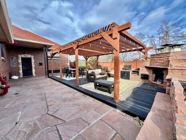 Building Photo - Beautiful shared home in Park Hill