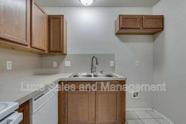 Building Photo - 1736 W Palm Pl