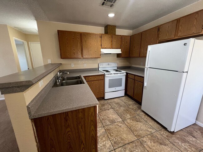 Building Photo - Best kept Fourplex- Mature Landscaping