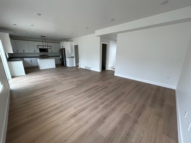 Building Photo - 1084 W 200 N