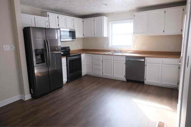 Building Photo - 3920 Foster Dr