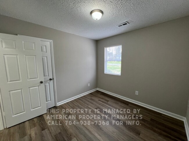 Building Photo - 318 Rustic Rd