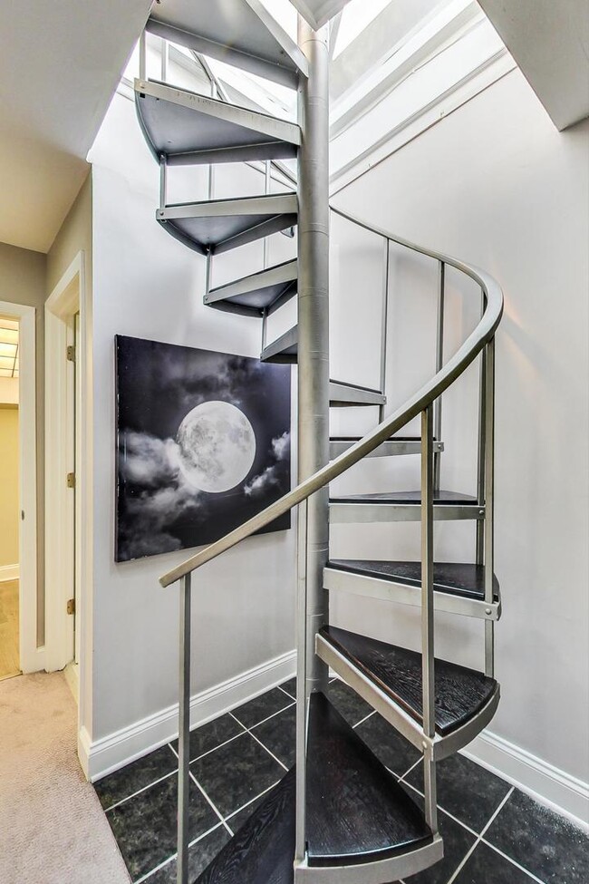 Building Photo - 1150 W Dickens Ave