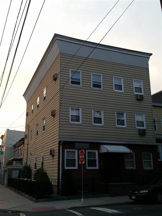 Building Photo - 343 New York Ave