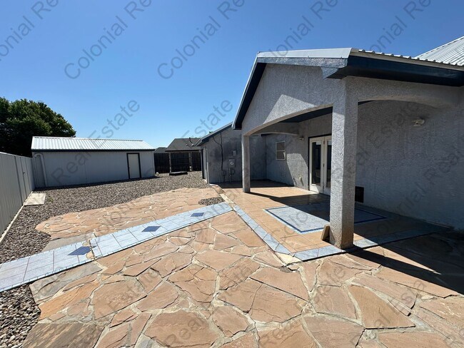 Building Photo - Beautiful 3 bedroom 2 bathroom home.