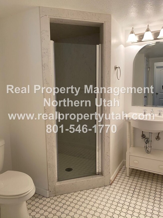 Building Photo - 5 Bedroom Home In West Point Available Now!