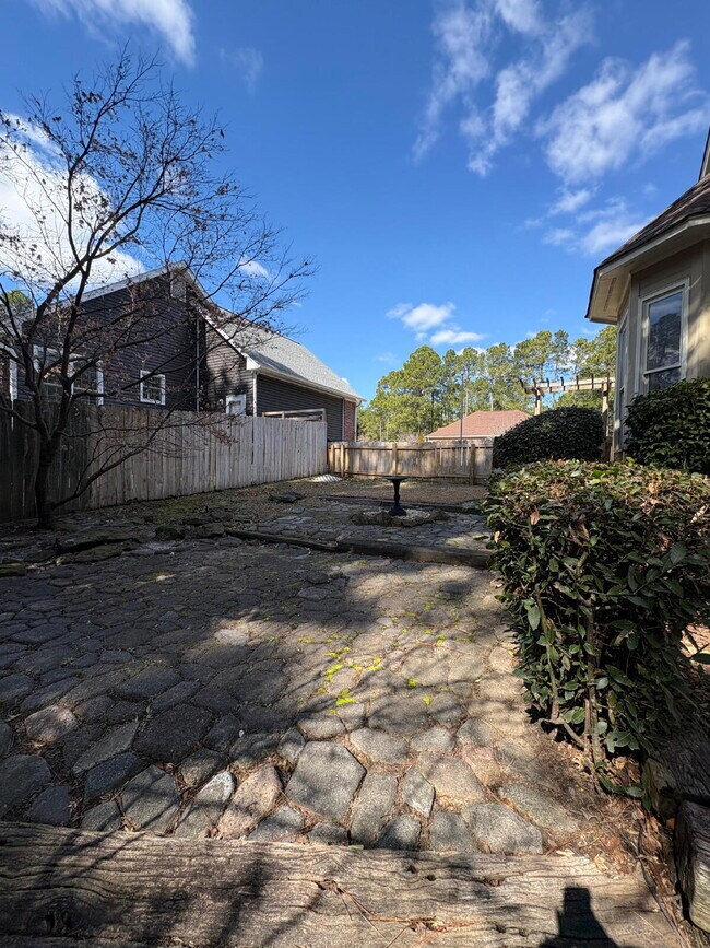 Building Photo - Beautiful executive home, in desirable neighborhood close to schools and Fort Bragg