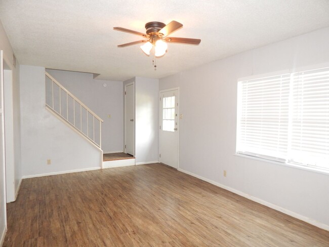 Building Photo - Lovely 2 Bedroom, 1-1/2 Bath, Duplex!