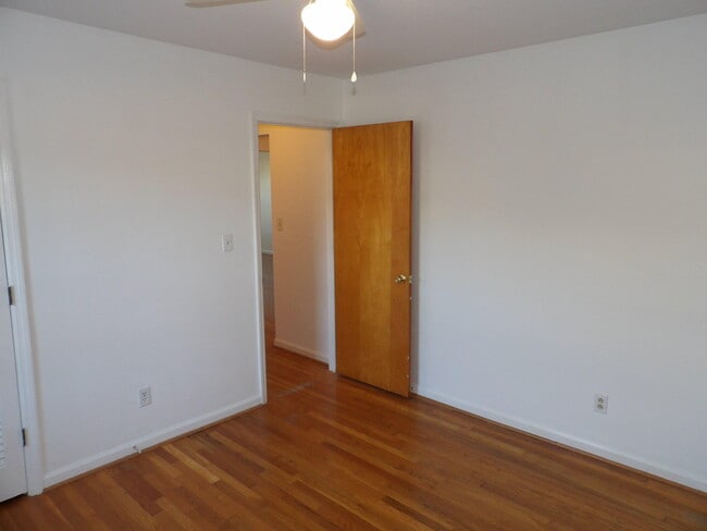 Building Photo - 837 Malabu Dr