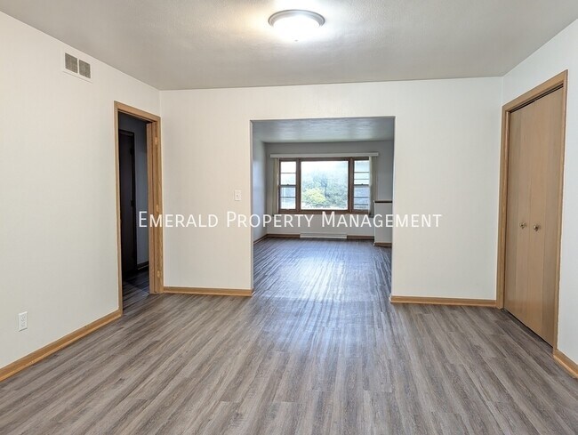 Building Photo - 562 N Mulford Rd