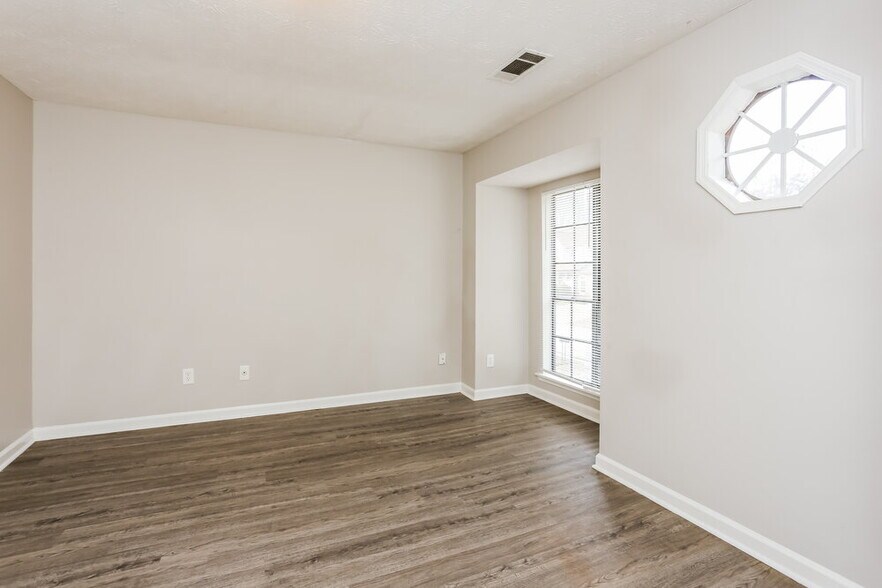 Building Photo - 4723 Old Highgate Entry