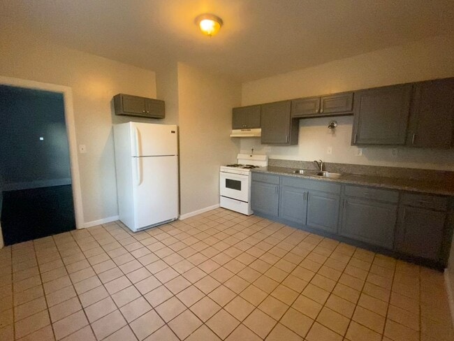 Building Photo - Beautifully updated and Spacious!  2 Bed House in Madisonville with walk through!!