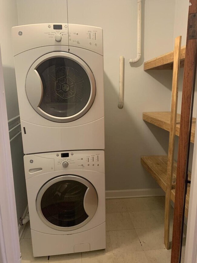 Building Photo - 3038 N Central Ave