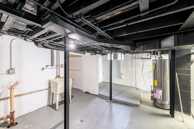 Building Photo - 3340 Maple Ave