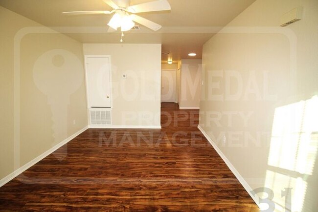 Building Photo - Discover comfort and convenience in this w...
