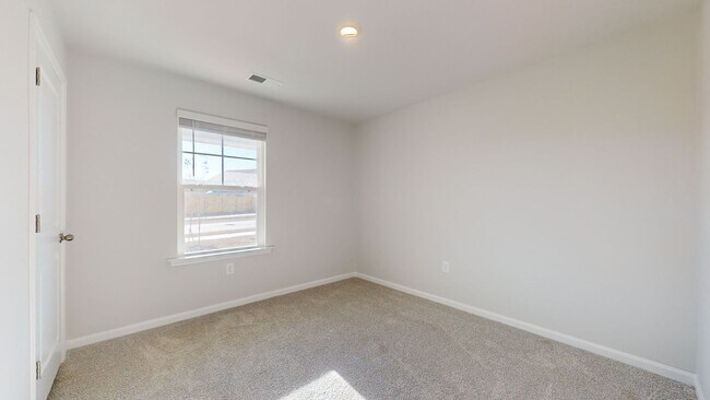 Building Photo - 4 bedroom Home in WATERSIDE!