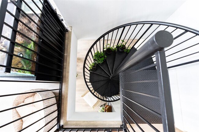 Building Photo - 2213 Poquito St