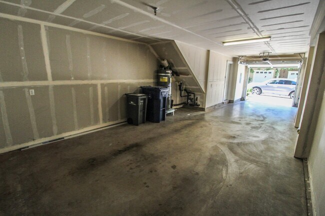 Building Photo - 2bed/2bath Lake Boren Townhome with greenbelt and lake views! Prime Newcastle Location.