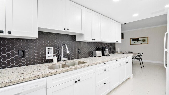 Building Photo - 3901 S Ocean Dr