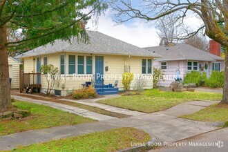 Building Photo - Spacious Madison South Home with Modern Co...