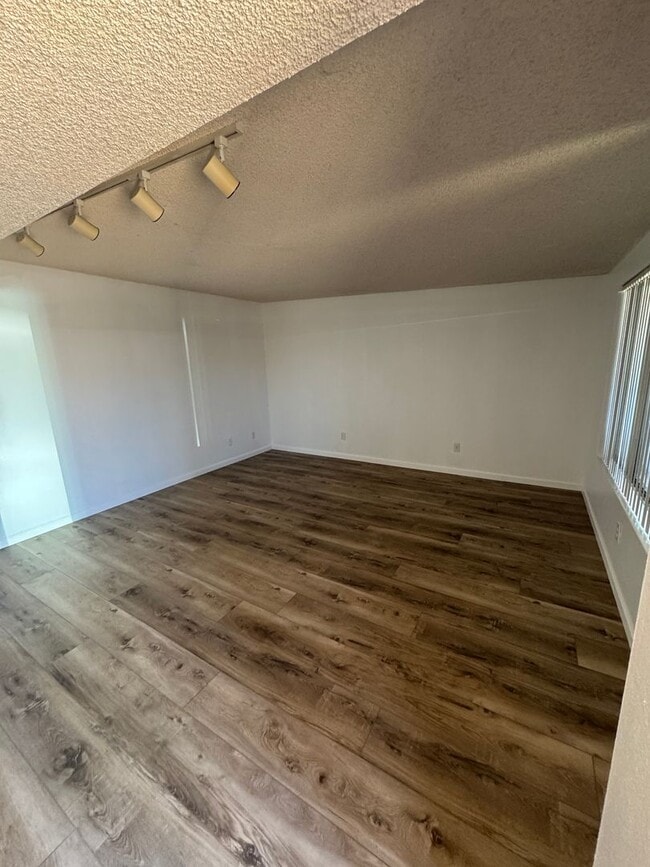 Building Photo - Charming 3 bedroom 2.bath with yard