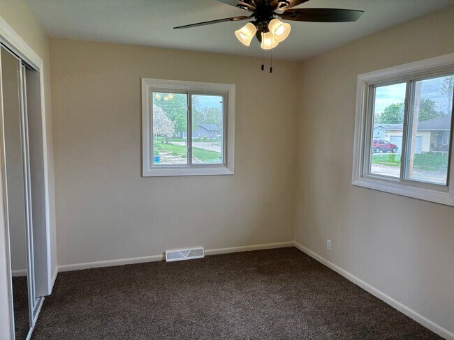Building Photo - 3 Bedroom, 2.5 Bath Single Family Home w/2...
