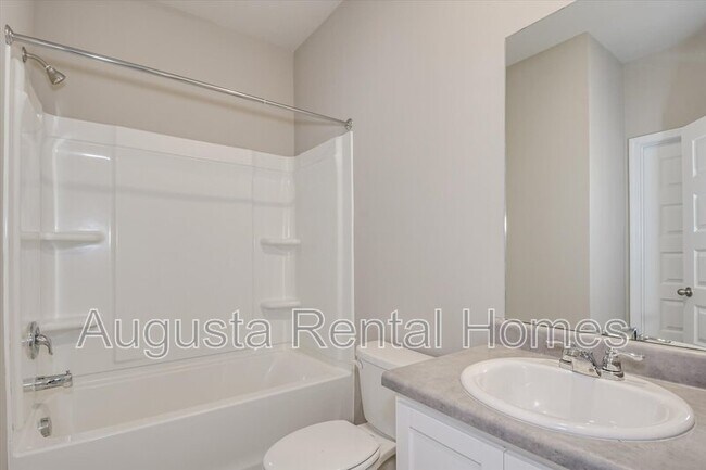 Building Photo - 560 Post Oak Ln