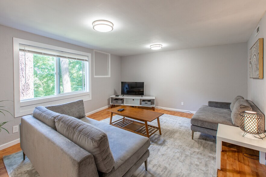 Building Photo - 2401 Birch Ln