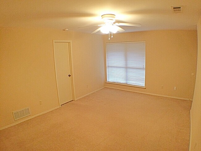 Building Photo - Charming 4 Bedroom 2.5 Bath Home In RISD!