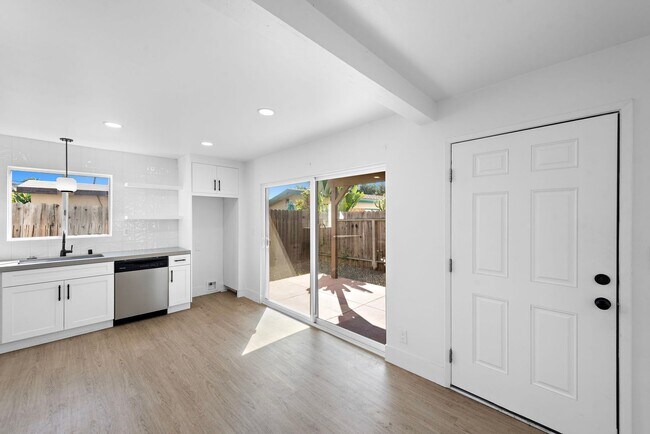 Building Photo - 219 Avenida Santa Barbara