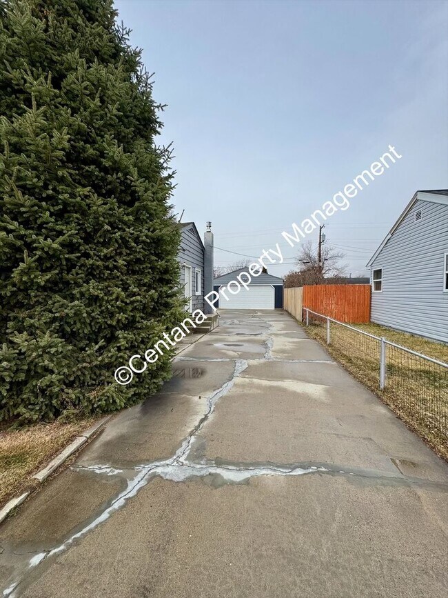 Building Photo - 2 Bedroom one Bath with large Yard located on the flats.